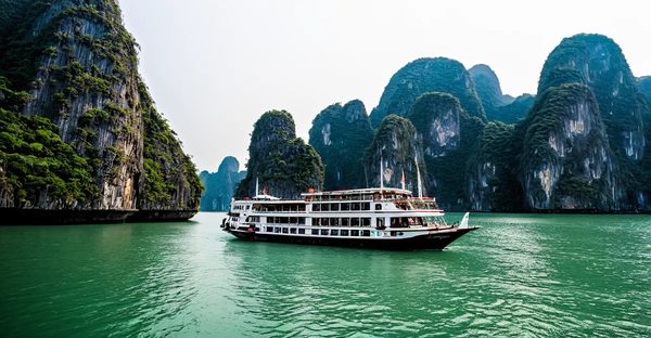 Découvrez la magie d'une croisière de 2 jours en baie d'halong